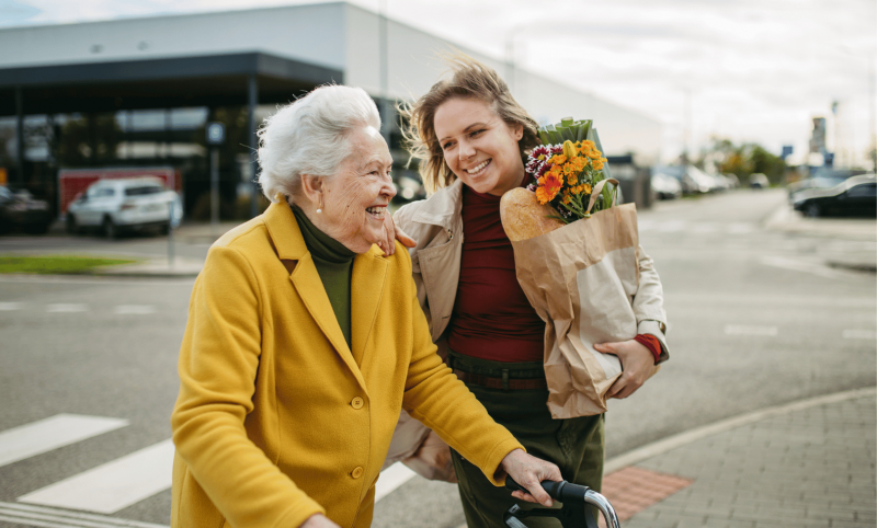 Pflegekraft mit Dame beim Einkaufen nach erfolgreicher Vermittlung